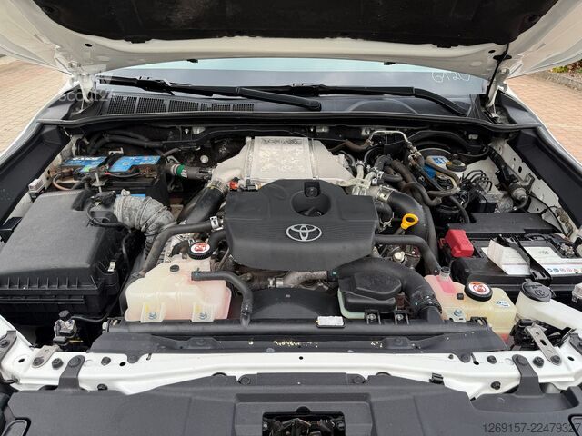 Furgons TOYOTA Hilux 2,4D Double Cab Comfort 4x4 Hardtop Autom.