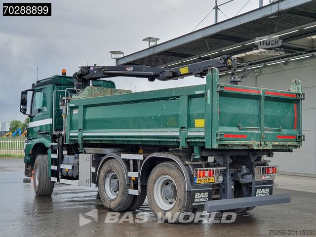 Camion-benne avec grue Mercedes Arocs 3342 Arocs 6X6 NL-Truck HMF 1643 Z-Crane ...