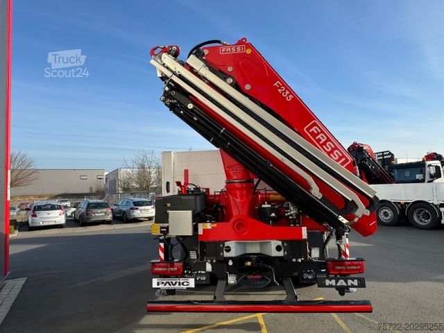 Kamion sa ravnom platformom MAN TGX 26.470 BL 6x2-4 Pritsche mit FassiF235 Kran