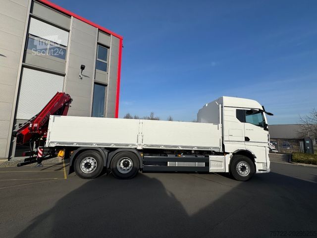 Kamion sa ravnom platformom MAN TGX 26.470 BL 6x2-4 Pritsche mit FassiF235 Kran