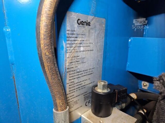 Nožnicový výťah Genie GS-4390 RT
