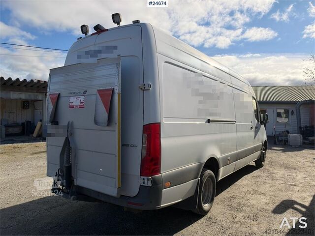 Чемодан Mercedes-Benz Sprinter 516 CDI Van with Tail Lift and Tachograph