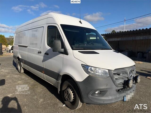 Чемодан Mercedes-Benz Sprinter 516 CDI Van with Tail Lift and Tachograph