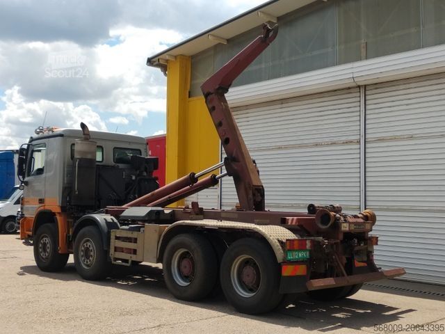 Tovornjak s kavljem za kontejnerje MERCEDES-BENZ ACTROS 3246, 8x4, Abrollkipper