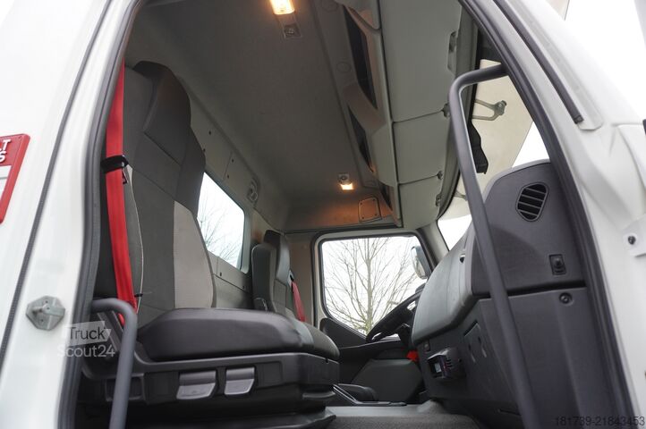 Platforma z žerjavom Renault C280 DTI 8 / FASSI crane 5.6T / 560 mth