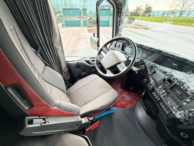 Standardni vlačilec VOLVO FH 460 GLOBETROTTER XL 2x TANKS TOP CONDITION NL