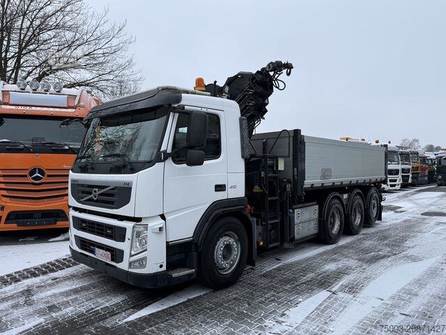Camión volquete Volvo FM410 8X4 Kipper mit Kran HIAB 244-5
