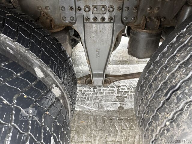 Flatbed truck Volvo FM 380 8X2 Palfinger 35000 bis 25 Meter