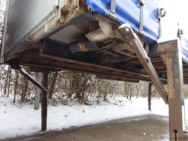 Samochód ciężarowy z plandeką typu platforma Kögel ENCO Edscha