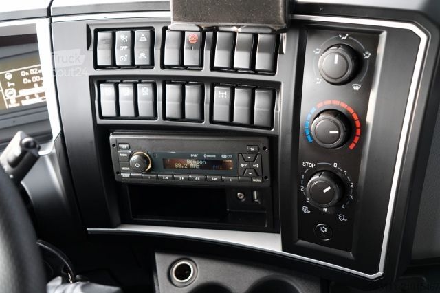 Camion jumbo RENAULT D 240 / 4x2 / KONTENER / 7,7 M / WINDA DHOLLANDI