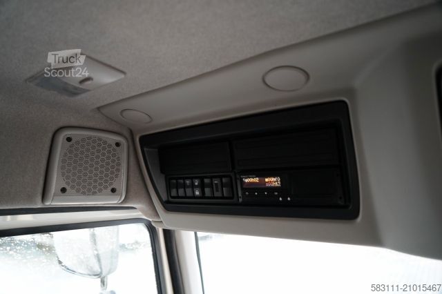 Camion jumbo RENAULT D 240 / 4x2 / KONTENER / 7,7 M / WINDA DHOLLANDI