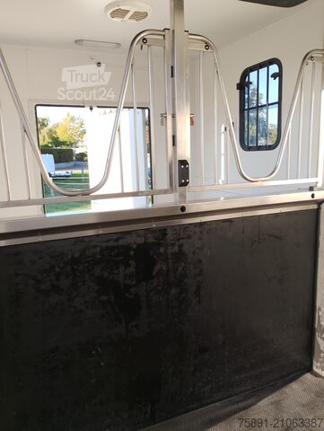 Viehtransporter Renault Master Pferdetransporter Nuyts