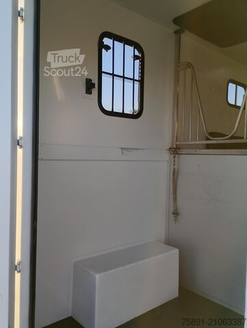 Viehtransporter Renault Master Pferdetransporter Nuyts