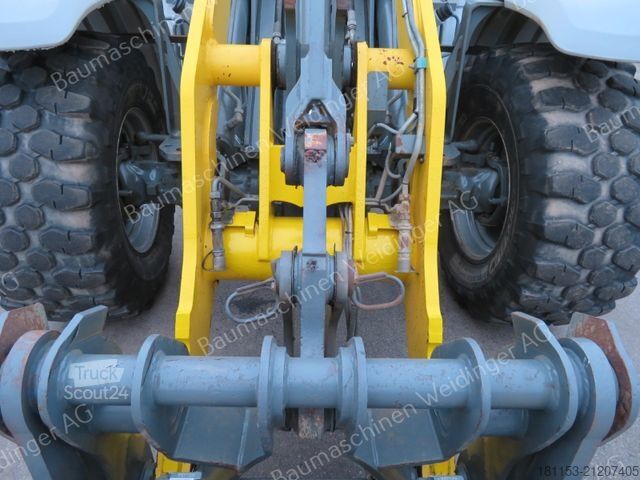 Kerekes rakodó KRAMER 8155