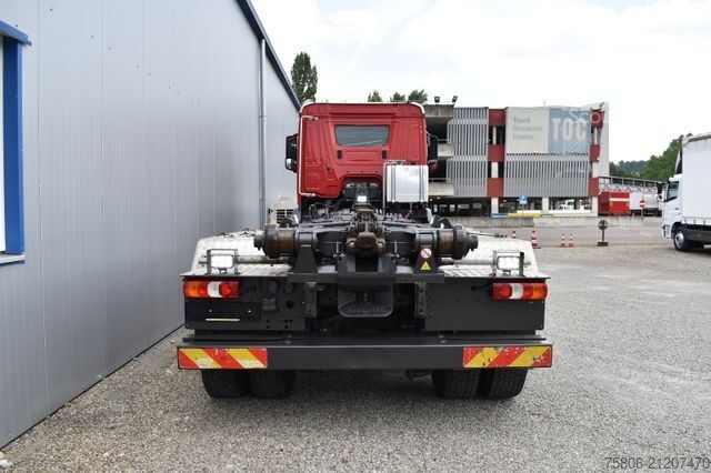 Kamion s kipom s pomičnim kontejnerom MERCEDES-BENZ Arocs 3251 E6 8x4 AHK Retarder Kettengerät