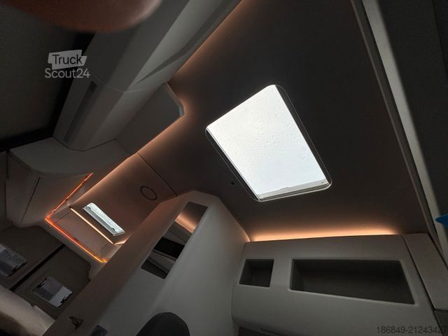 Campervan VOLKSWAGEN Grand California 680 2,0TDI-177 LED + ACC 1. Hd.