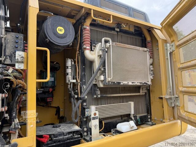 Lánctalpas kotrógép Caterpillar 323 FL