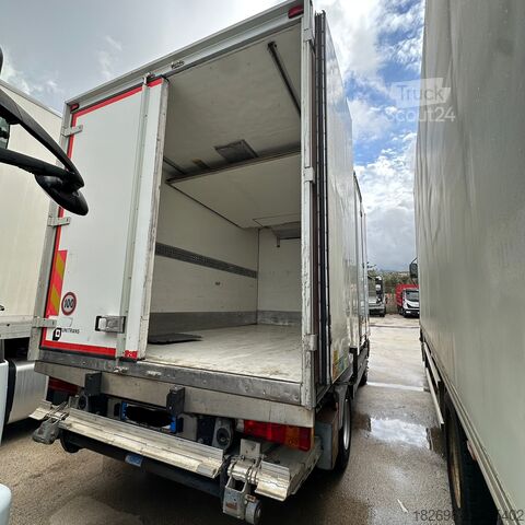 Dobozos teherautó Mercedes-Benz Atego 818