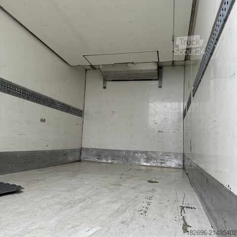 Dobozos teherautó Mercedes-Benz Atego 818