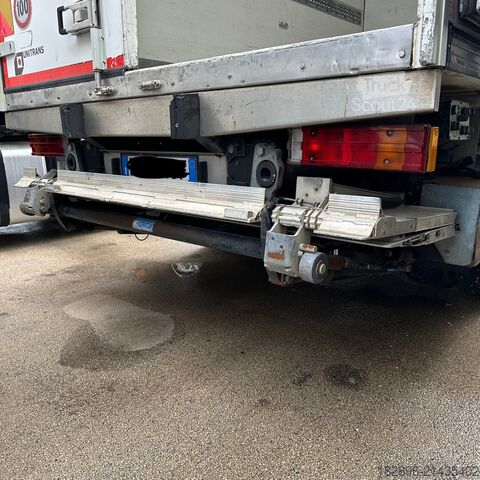 Dobozos teherautó Mercedes-Benz Atego 818