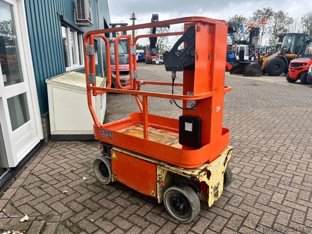 Teleskopska platforma JLG 1230ES
