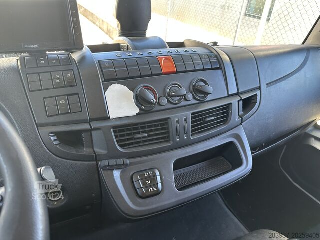 Ciężarówka z platformą i plandeką Iveco ML 140 E 28 P