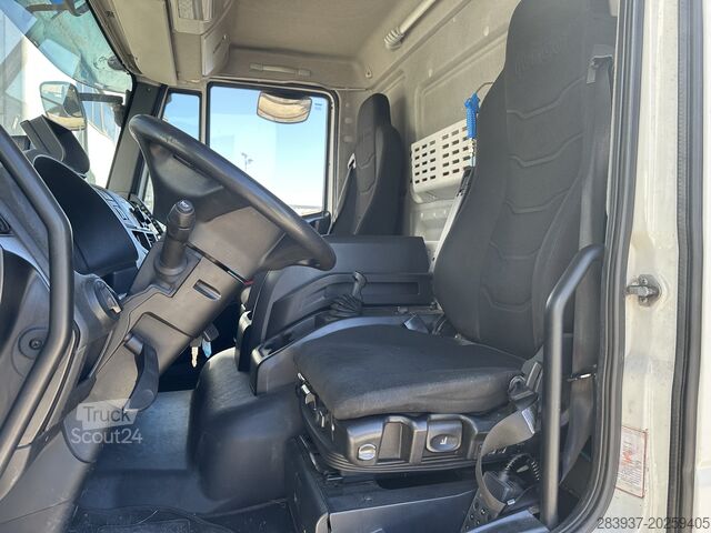 Ciężarówka z platformą i plandeką Iveco ML 140 E 28 P