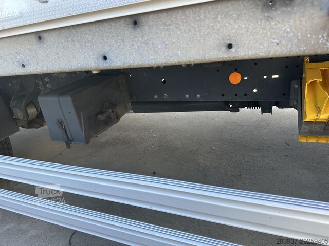 Ciężarówka z platformą i plandeką Iveco ML 140 E 28 P