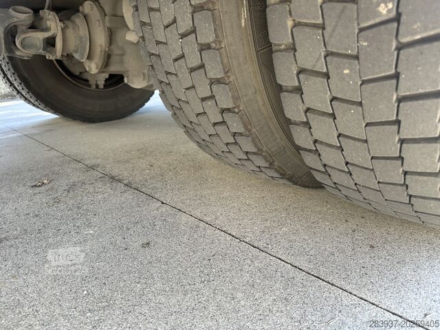 Ciężarówka z platformą i plandeką Iveco ML 140 E 28 P