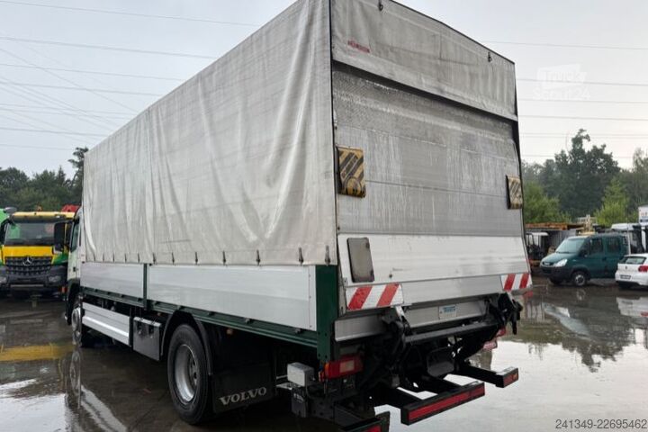 Tovorno vozilo s ravno platformo in ponjavo VOLVO FM-380 4x2