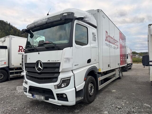 Mercedes-Benz Actros 1833 4x2 furgonas su pilnu šoniniu atidarymu. Mercedes-Benz Actros 1833 4x2 Box truck w/ Full side opening.