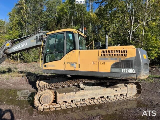  Volvo EC240CL Tracked Excavator – Digging Bucket