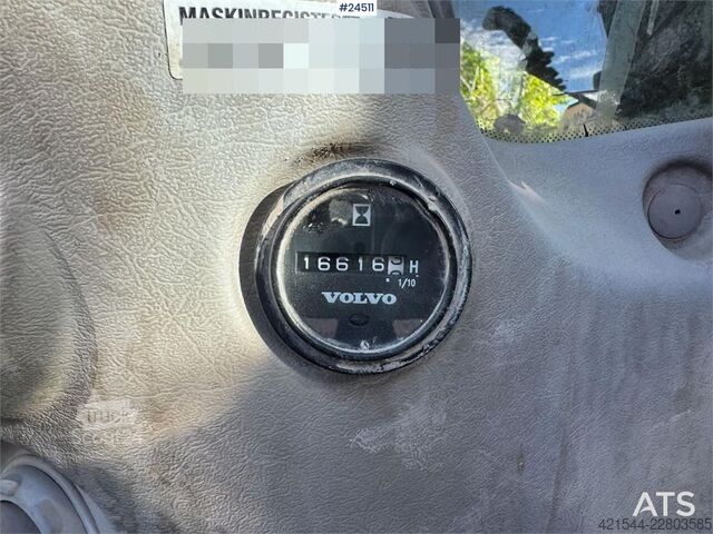  Volvo EC240CL Tracked Excavator – Digging Bucket
