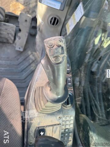  Volvo EC240CL Tracked Excavator – Digging Bucket