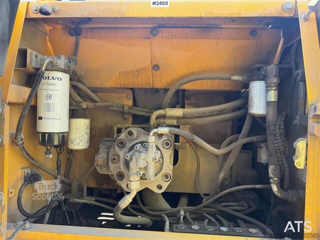  Volvo EC240CL Tracked Excavator – Digging Bucket