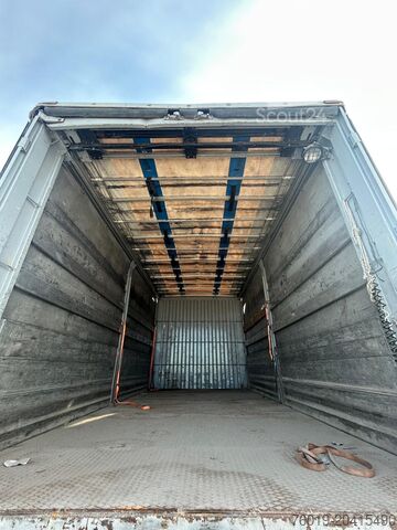 Camión plataforma con toldo RENAULT Midlum