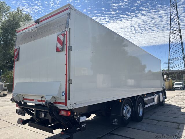 Nákladné vozidlo s nástavbou na prepravu nápojov Volvo FM 330 6x2 , Lift-Lenkachse, 2 t LBW