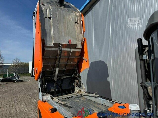 Balayeuse de voirie Hako Citymaster 1600 4x4 Sweeper - 5.401 BH + Klima