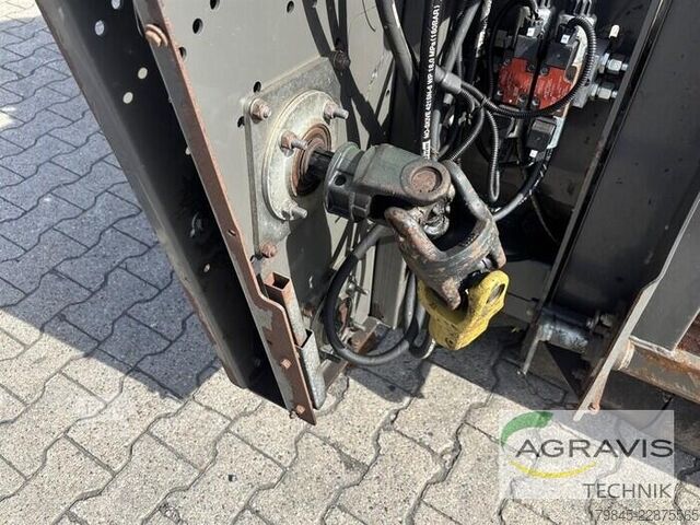 Skördetröska  MAISPFLÜCKER