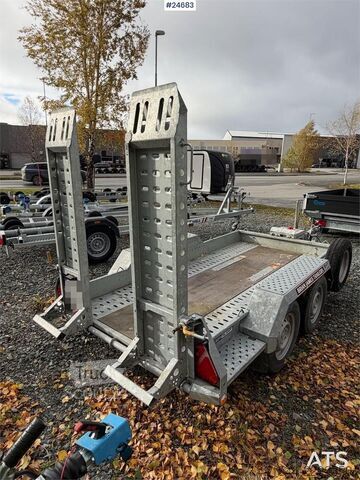 Brian James Trailers P-Draw 2400 släpvagn med lastningsramper Brian James Trailers P-Draw 2400 Trailer with loading ramps