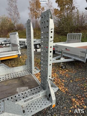 Brian James Trailers P-Draw 2400 släpvagn med lastningsramper Brian James Trailers P-Draw 2400 Trailer with loading ramps