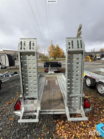 Brian James Trailers P-Draw 2400 släpvagn med lastningsramper Brian James Trailers P-Draw 2400 Trailer with loading ramps