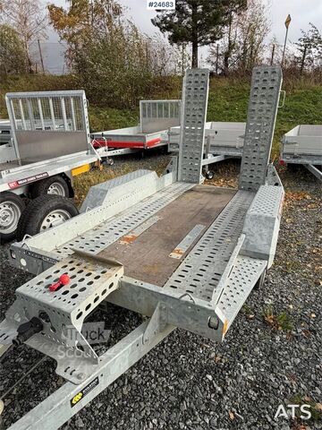 Brian James Trailers P-Draw 2400 släpvagn med lastningsramper Brian James Trailers P-Draw 2400 Trailer with loading ramps