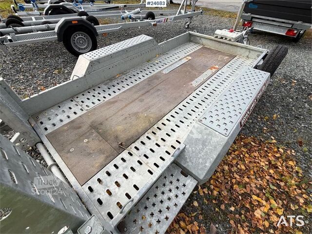 Brian James Trailers P-Draw 2400 släpvagn med lastningsramper Brian James Trailers P-Draw 2400 Trailer with loading ramps