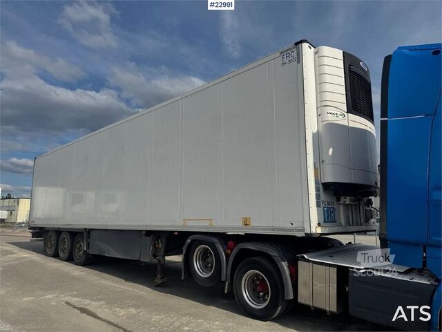 Konteinerių vežimas Schmitz Cargobull box semi-trailer with Carrier refrigeration unit.