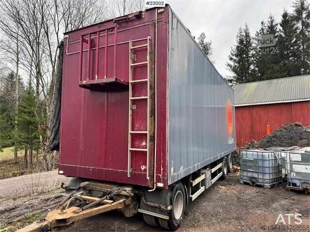 Reboque para cavacos de madeira Tyllis com teto hidráulico. Tyllis wood chip trailer with hydraulic roof.