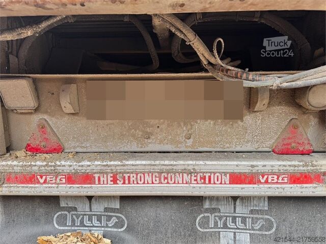 Reboque para cavacos de madeira Tyllis com teto hidráulico. Tyllis wood chip trailer with hydraulic roof.