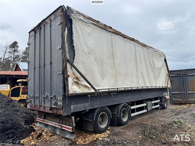 Reboque para cavacos de madeira Tyllis com teto hidráulico. Tyllis wood chip trailer with hydraulic roof.