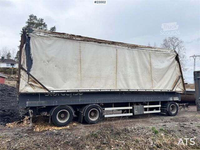 Reboque para cavacos de madeira Tyllis com teto hidráulico. Tyllis wood chip trailer with hydraulic roof.