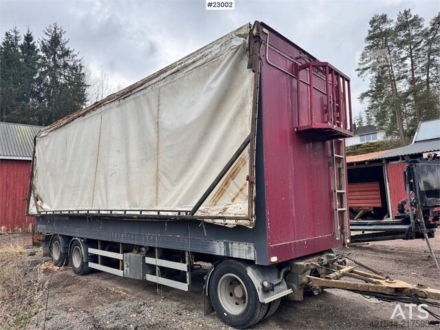 Reboque para cavacos de madeira Tyllis com teto hidráulico. Tyllis wood chip trailer with hydraulic roof.